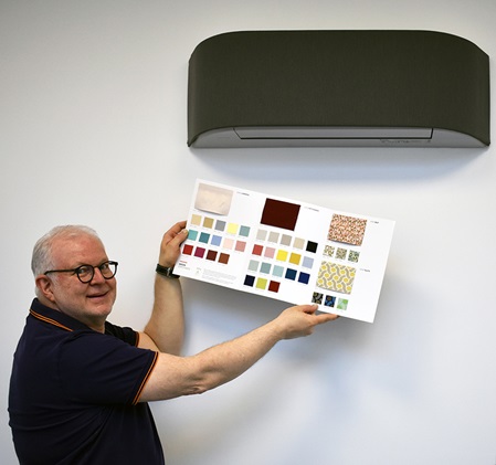 Jörg Schrader demonstriert die große Farbauswahl bei Klimaanlagen...